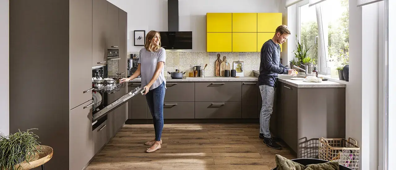 Grau-Braune U-Küche in minimalistischem Stil und Gelben Schrankfronten
