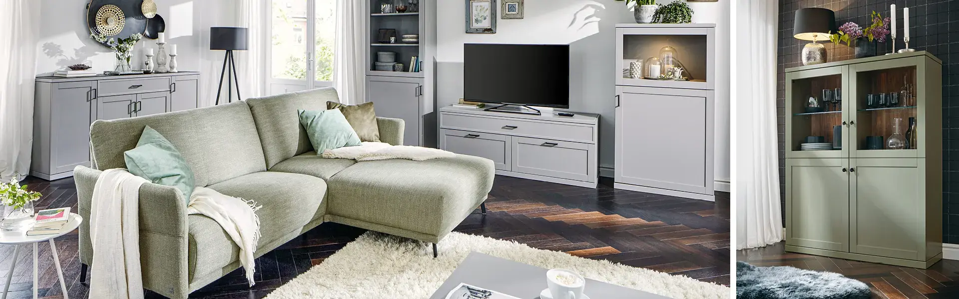 Dreiteiliges Motiv mit hellgrünem Ecksofa vor Sideboard links, grauer Wohnwand mit TV mittig und Vitrinenschrank rechts auf dunklem Holzboden.