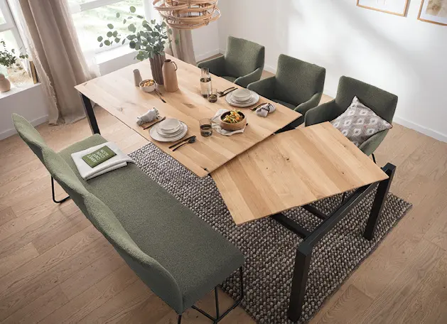 Esstisch aus Holz mit grüner Sitzbank und Stühlen