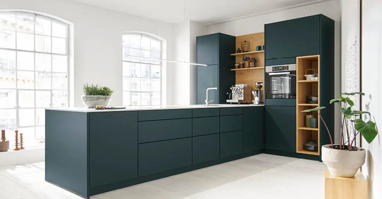 Homeoffice Küche modern mit Holzfronten