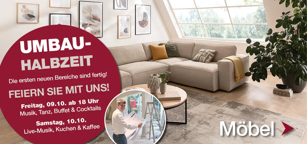 Beiges Ecksofa mit hölzernem Couchtisch in hellem Wohnzimmer mit Panoramafenster.