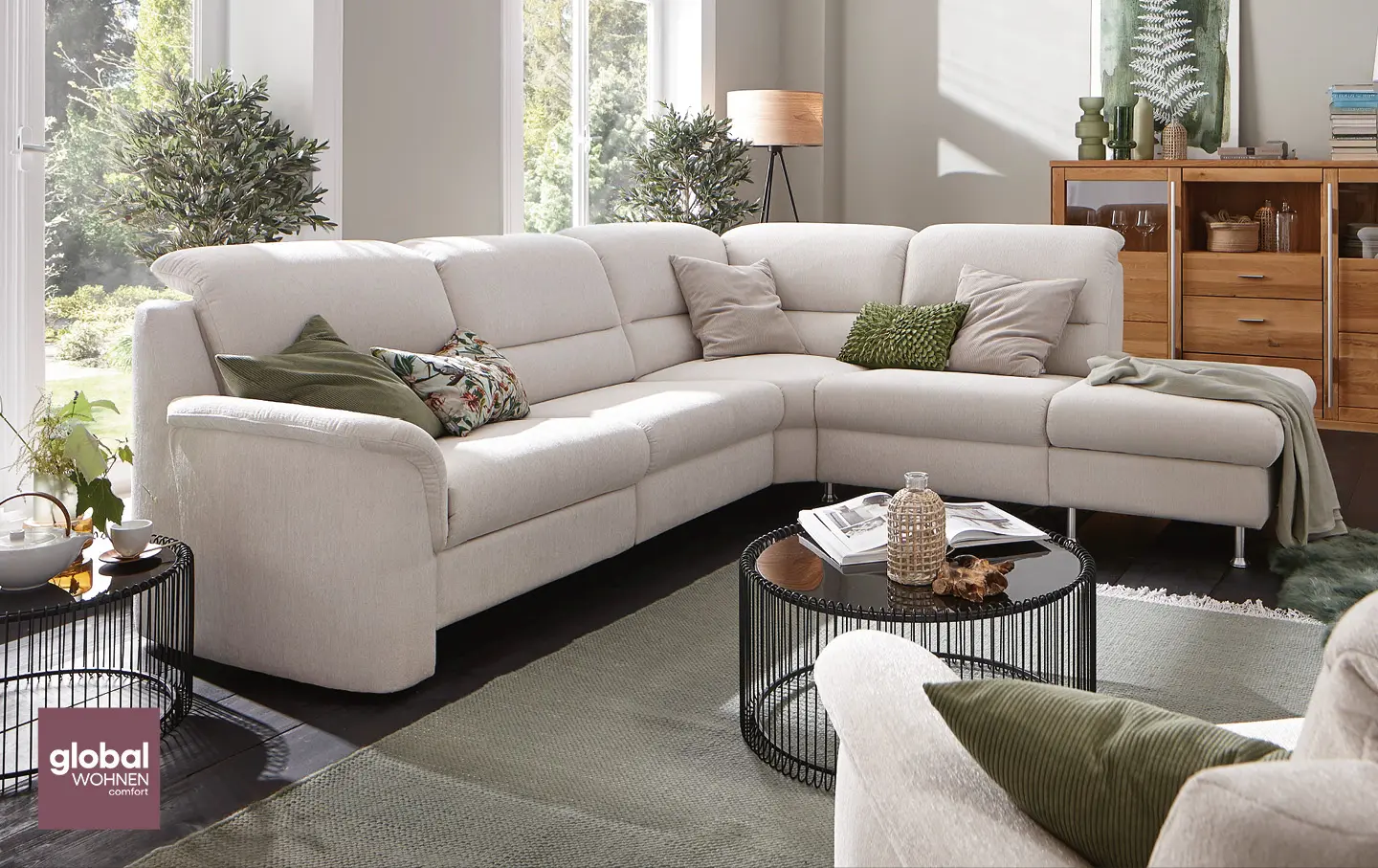 Helles Ecksofa im Wohnzimmer mit Couchtisch und Kissen.