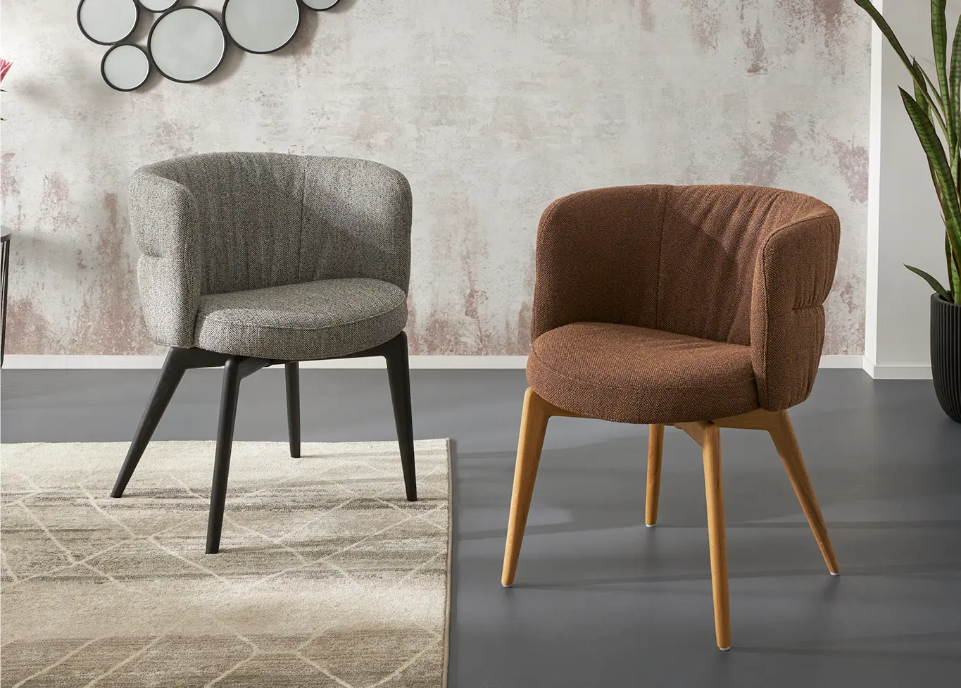 Vier graue Esszimmerstühle an rundem hölzernen Esstisch im Esszimmer