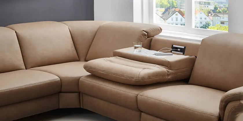 beiges Ledersofa mit klappbarer Rückenlehne