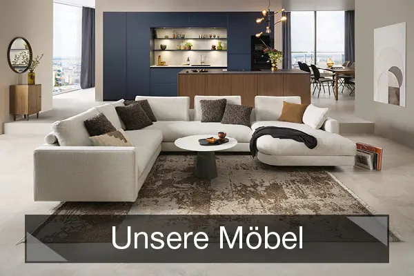 Cremefarbene Wohnlandschaft mit Couchtisch in offenem Wohnzimmer
