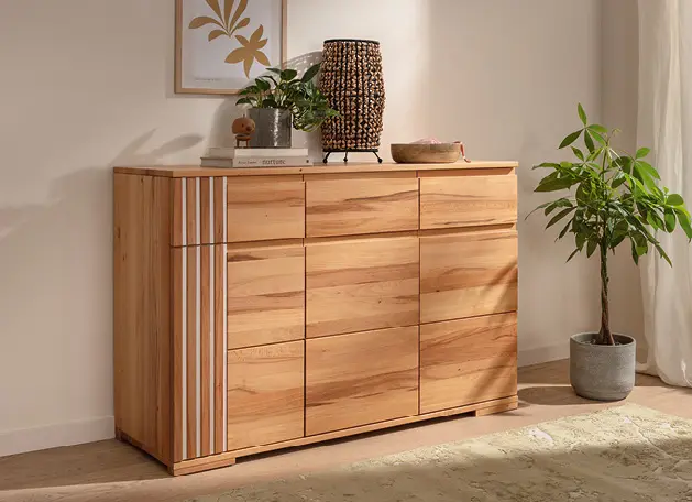 Holzsideboard mit Lamellenoptik und Deko im Wohnraum