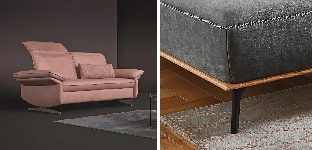 Sofa mit Sofabezug in rosé vor dunklem Hintergrund und Couches mit grauem Sofabezug in Wohnzimmer mit Parkettboden