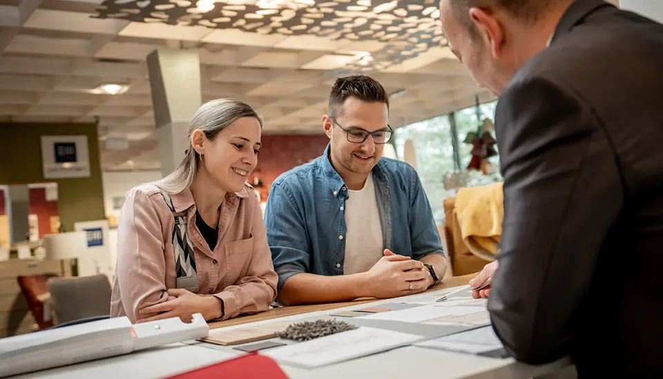 junges Paar im Möbelhaus Forchheim, Einrichtungsberatung