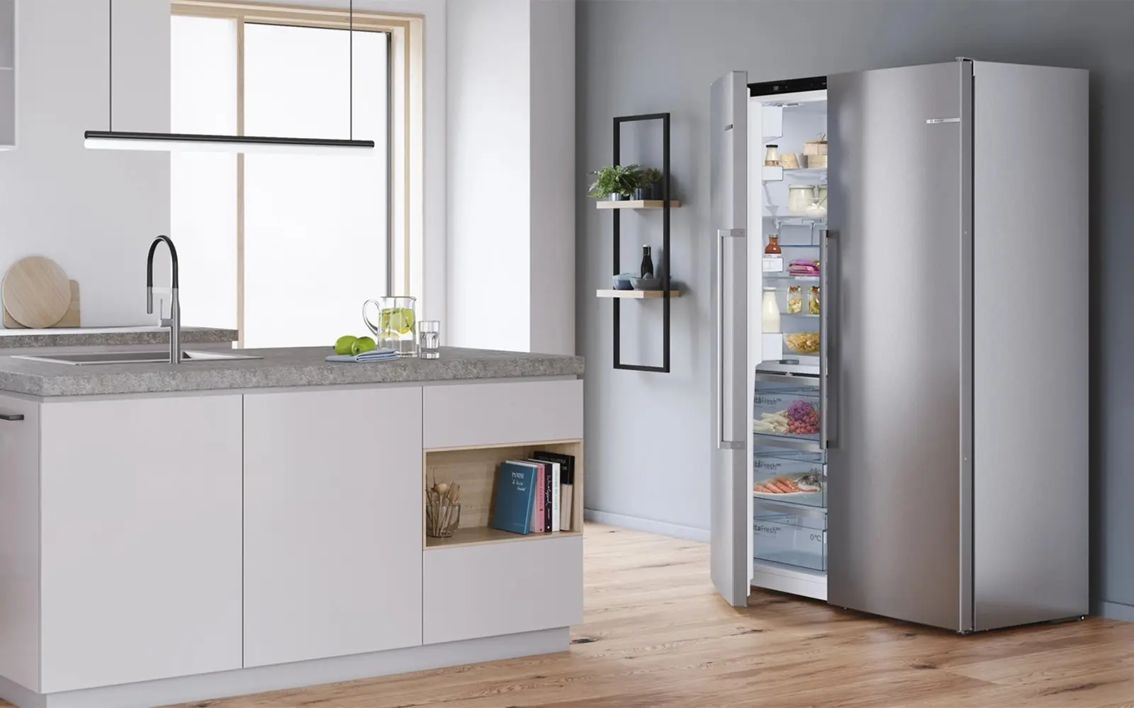 Großer Doppeltür-Kühlschrank in einer modernen Küche, eine Kühlschranktür ist leicht geöffnet und gut gefüllt.&nbsp;