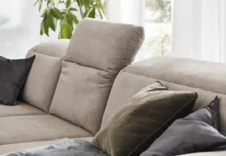 Graubraunes Stoffsofa mit ausklappbarer Nackenstütze