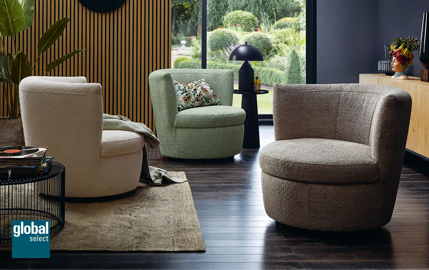 3 Polstersessel in gemuetlichem Wohnzimmer in verschiedenen Farben