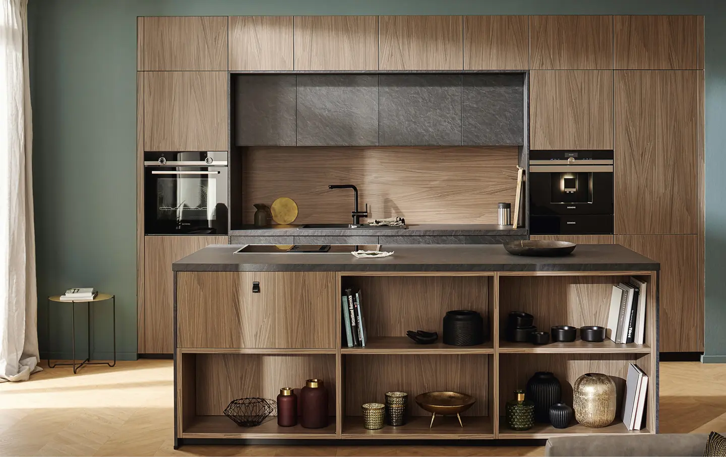 Edle Inselkueche mit Holzfronten und grauen Akzenten sowie in Kuechenzeile eingebaute Kaffemaschine und Backofen