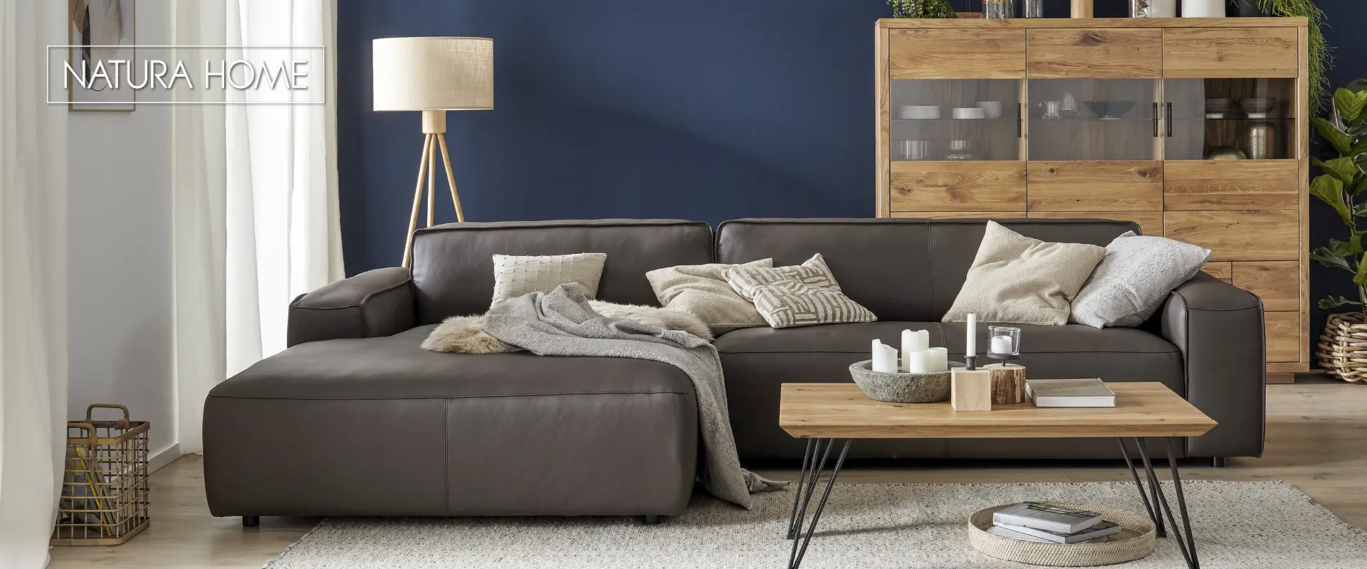 stylisches braunes Ledersofa in gemütlich eingerichtetem Wohnzimmer