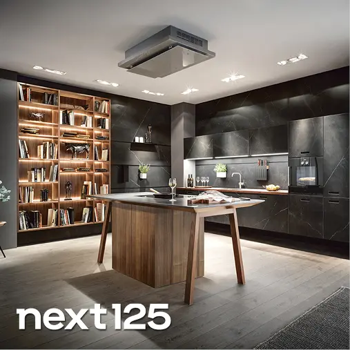 Stylische Inselkueche mit anthrazitfarbenen Steinelementen und Holzregal