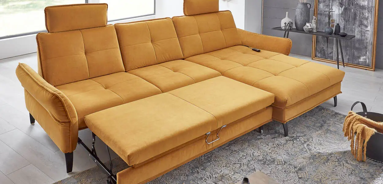 Schlafsofas mit und ohne Bettkasten lassen sich im Wohnzimmer schnell zum Gästebett umfunktionieren. 