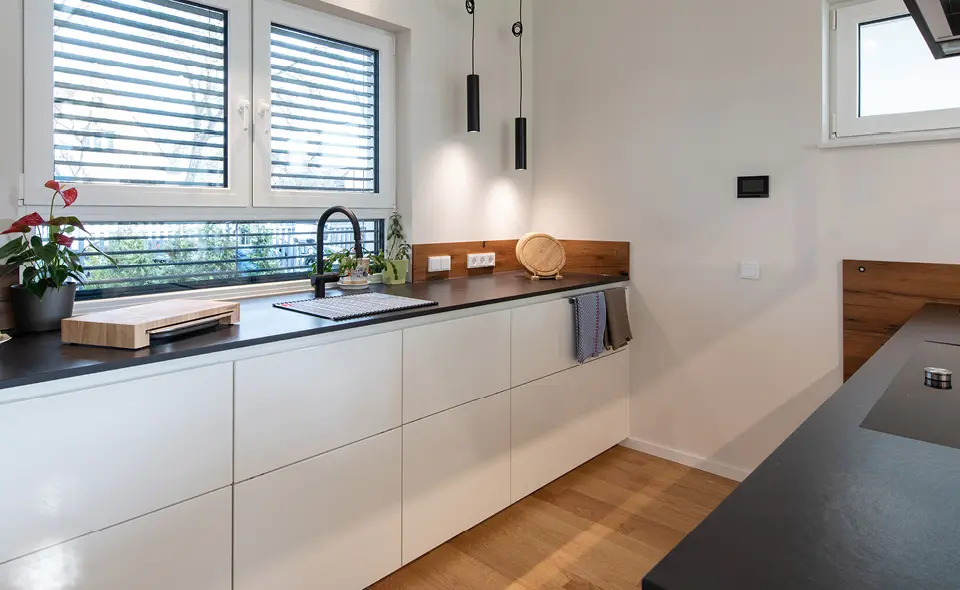 hellbeleutete Küche