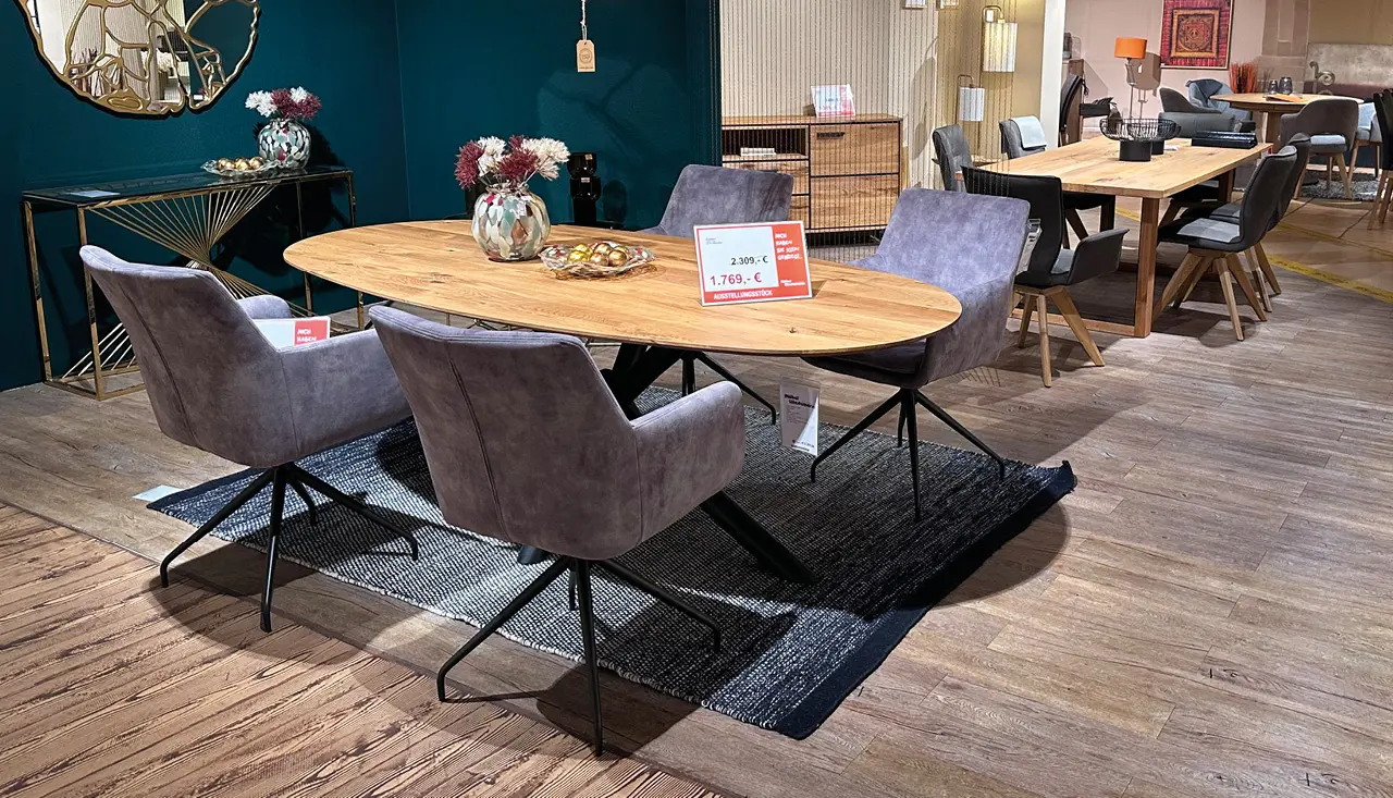 Schlafzimmerbett in heller und gemütlicher Atmosphäre