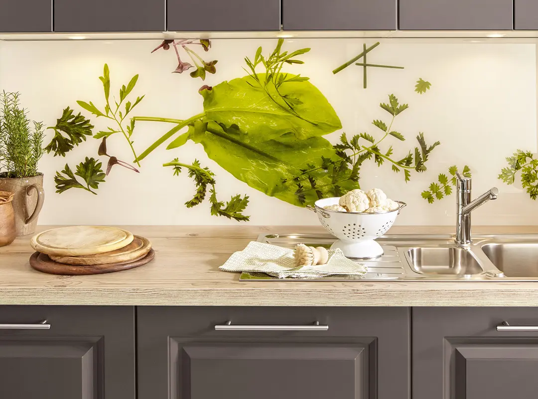 Küchenzeile in dunklen Farben mit hellen Akzenten im Landhausstil mit auffälliger Nischenrückwand