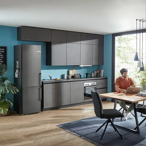 Edle anthrazitfarbene Kuechenzeile mit Kochfeld, Backofen und Kuehlschrank