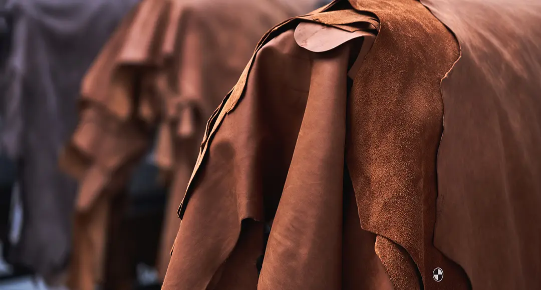 Leder kommt zwar gut vorbereitet aus der Produktionsstätte, benötigt im Alltagsgebrauch doch immer wieder routinemäßige Pflege, um lange schön zu bleiben.