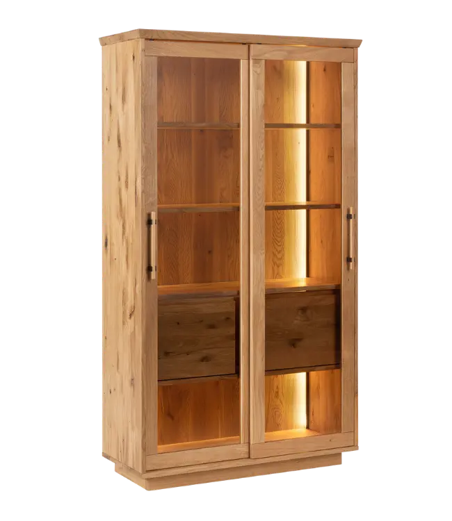 Vitrine Natura Home Oreiea aus Asteiche mit integrierter Beleuchtung.