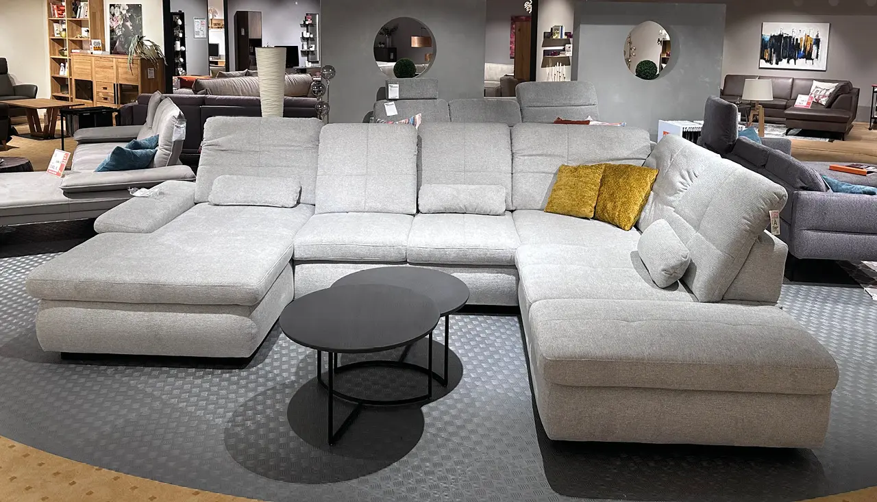 Familienküche in weiss mit Kücheninsel und kleinem Beitisch