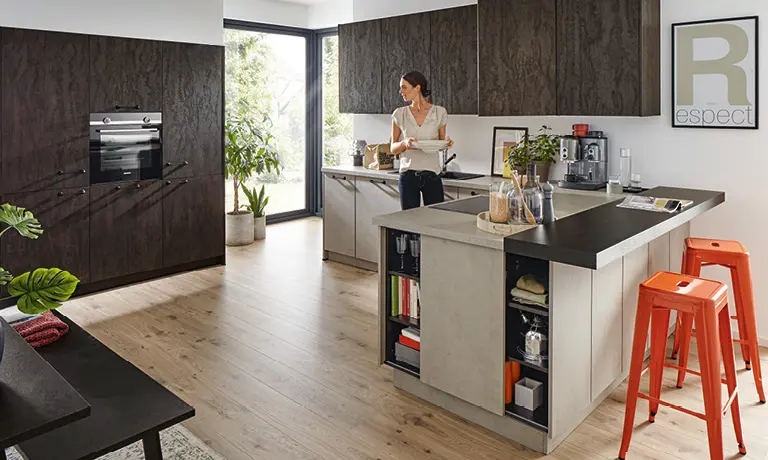 Inselküchen müssen nicht immer mit einer freistehenden Insel ausgestattet sein, es gibt auch Halbinseln, die mit der Wand verbunden sind.