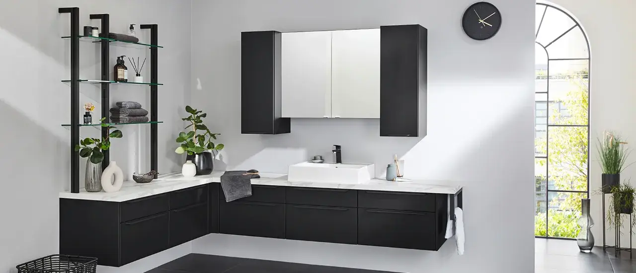 Badezimmerschrank in L-Form mit Spiegel-Wandschrank