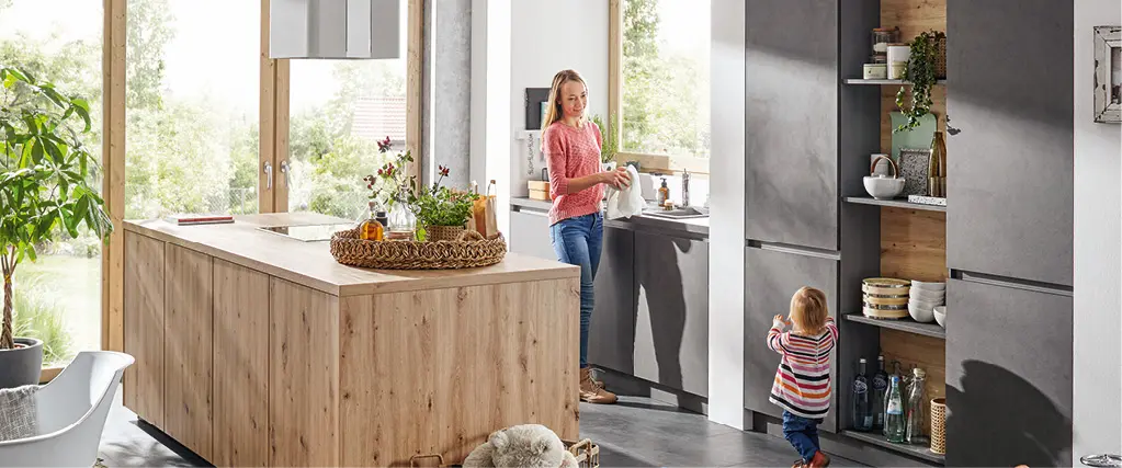 Kücheninsel aus Holz mit Stauraum, Familie in kleiner Küche.