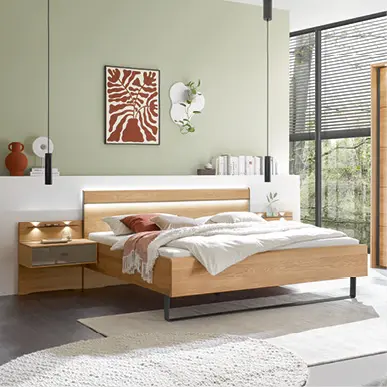 Holzbett im Schlafzimmer mit Nachttisch und Tageslicht
