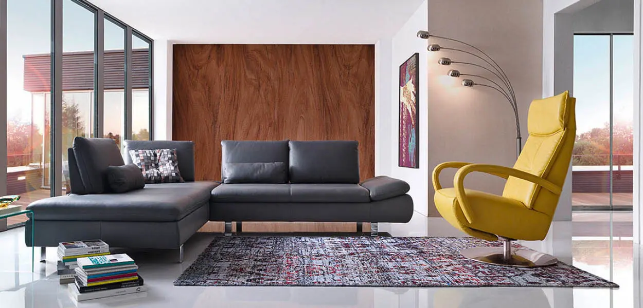 Ob Wohnlandschaft oder kleinere Couchgarnitur – das Sofa im Wohnzimmer ist ein Ort der Entspannung.