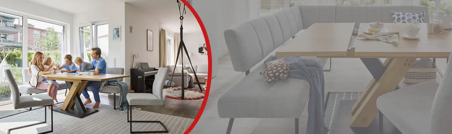 Familie am Esstisch im schönen gemütlichen Wohnzimmer