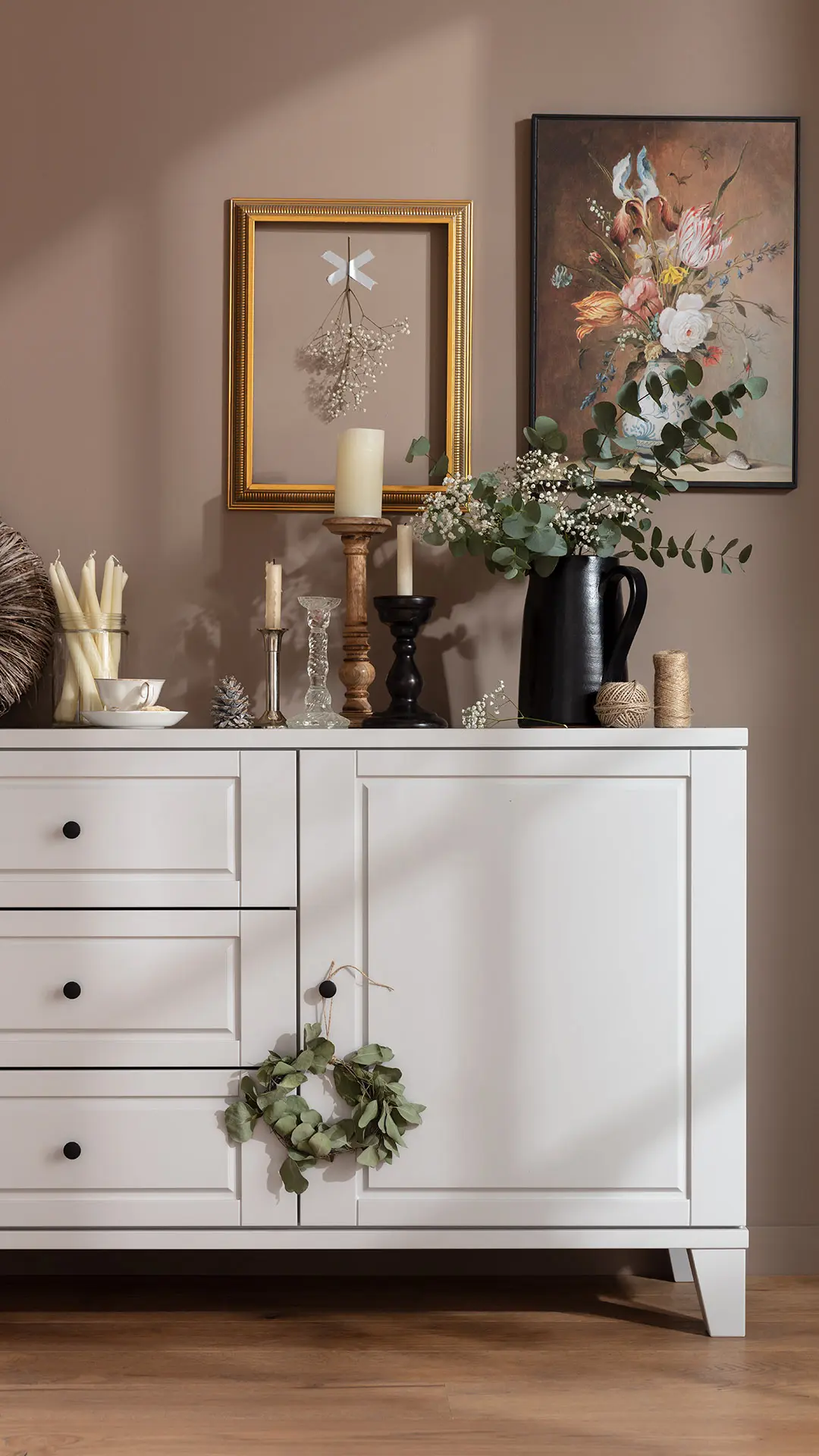 Lebensart Sideboard Stanford mit decorativen Gemälden, Kerzen und Kunstpflanzen