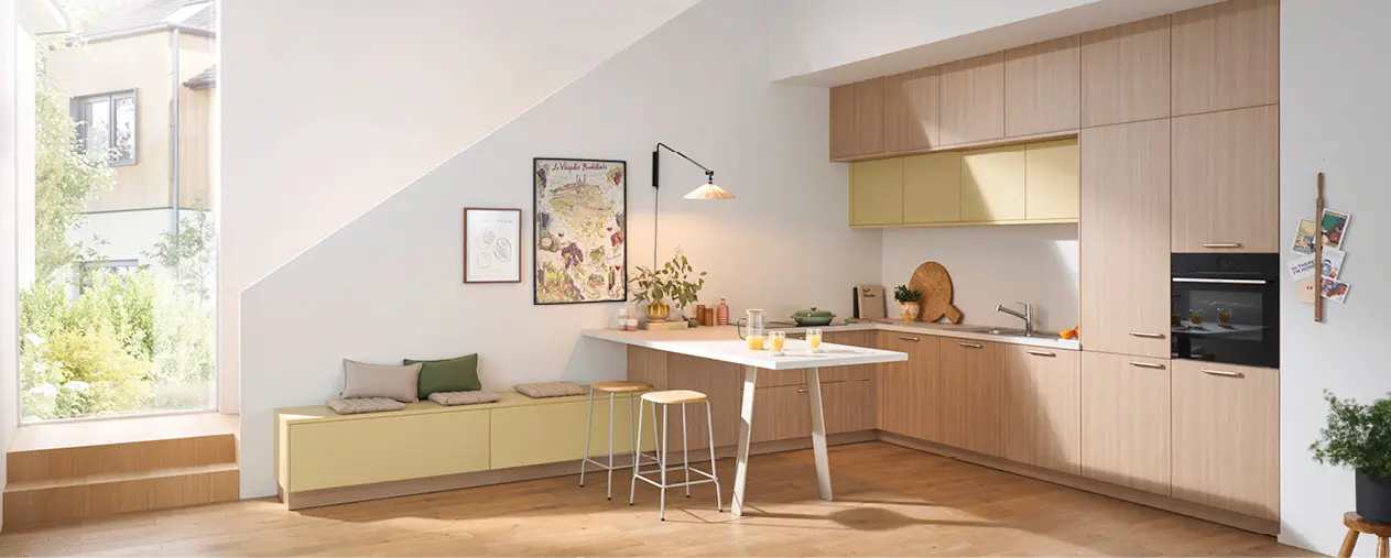 Helle moderne Küche mit Holzfronten, Einbaugeräten, Sitzbank und Essplatz. Funktionale Küchenplanung mit viel Stauraum, wohnlicher Atmosphäre und cleveren Lösungen für offene Wohnküchen.