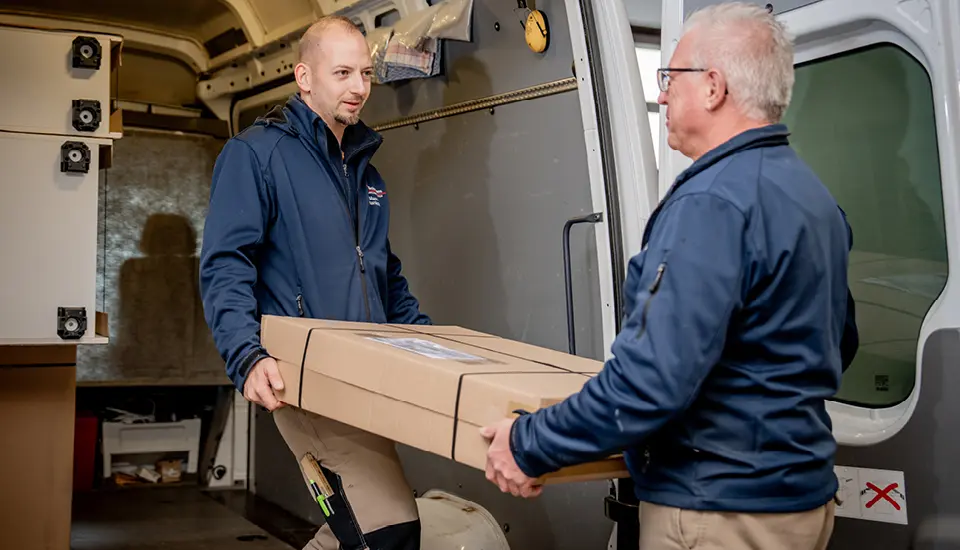 Zwei Monteure vom Möbelhaus Schramm bei der Möbellieferung