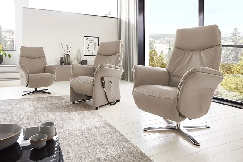 Drei hellbraune Fernsehsessel mit unterschiedlichen Füßen nebeneinander.