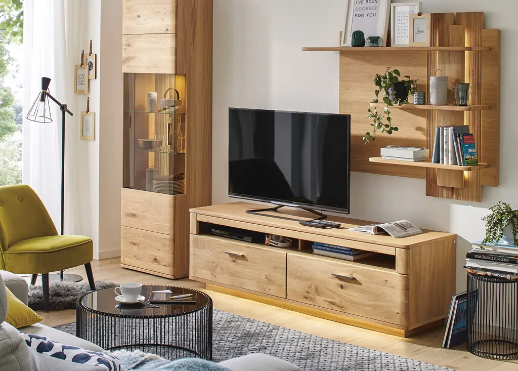 Hölzerne Wohnwand mit Vitrine und Fernseher in schickem Wohnzimmer