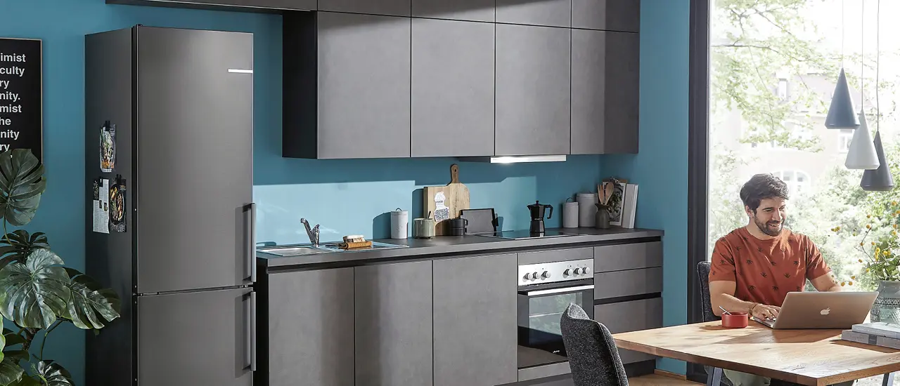 Minimalistische Küchenzeile mit anthrazitfarbenen Küchenfronten