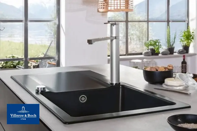 Villeroy und Boch Spuelbecken mit Wasserhahn in moderner Kueche und Villeroy und Boch Logo