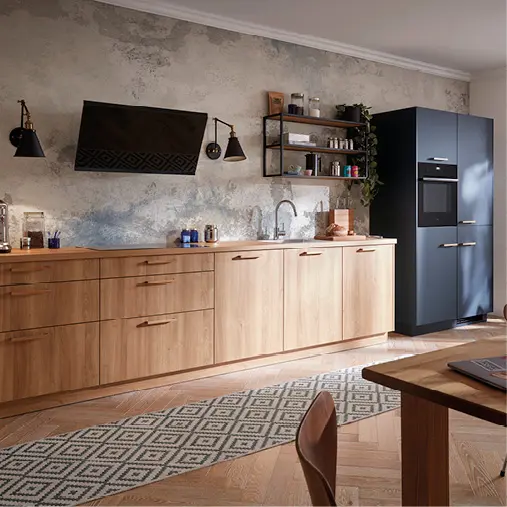 Helle Einbauküche unter Dachfenster mit Backofen und offenen Regalen