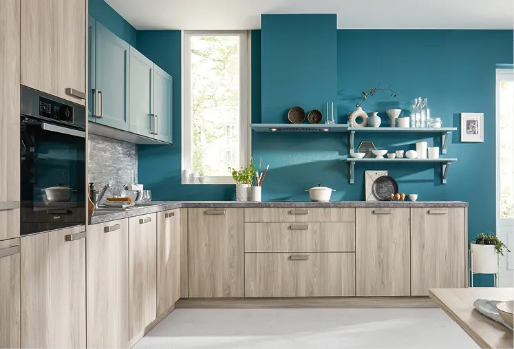 Helle hoelzerne L-Kueche mit Einbaubackofen