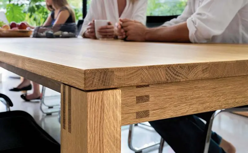 familie sitzt am Tisch