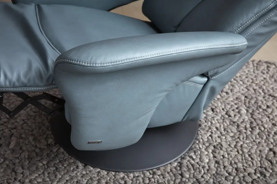 Hochwertig verarbeitete Lederarmlehne eines Himolla-Sessels