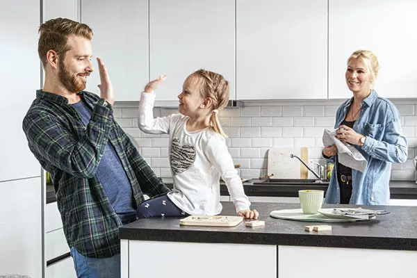 Groß und Klein haben Freude an der Kücheninsel.