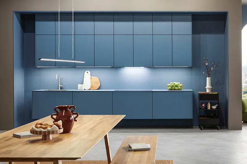 Next125 Einbau-Kuechenzeile in blau mit Tisch und Baenken