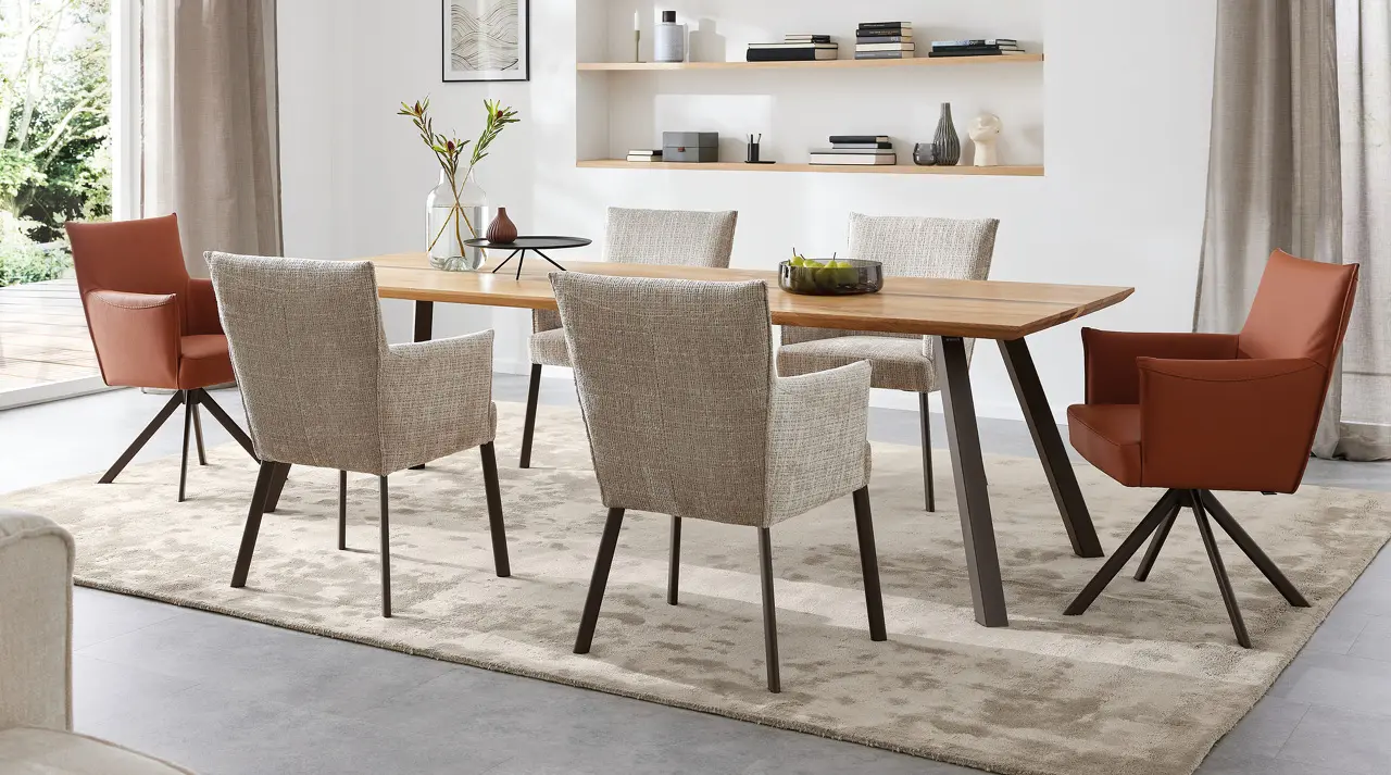 Musterring Esstisch mit Polsterstühlen im hellen Esszimmer
