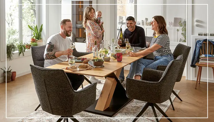Polsterstühle und Bänke sorgen für Komfort am Esstisch.