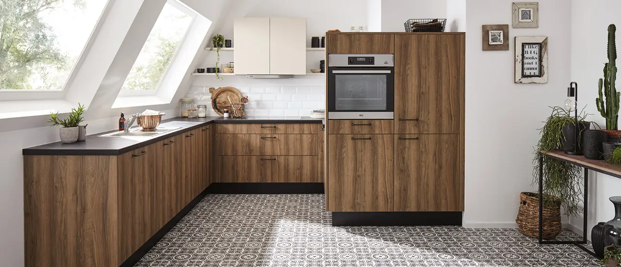 Nussbraune U-Küche mit Holzfronten in Dachgeschosswohnung