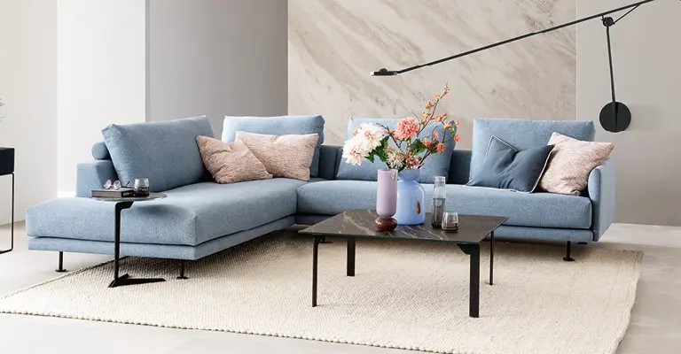 Couchtische gibt es aus den unterschiedlichsten Materialien.