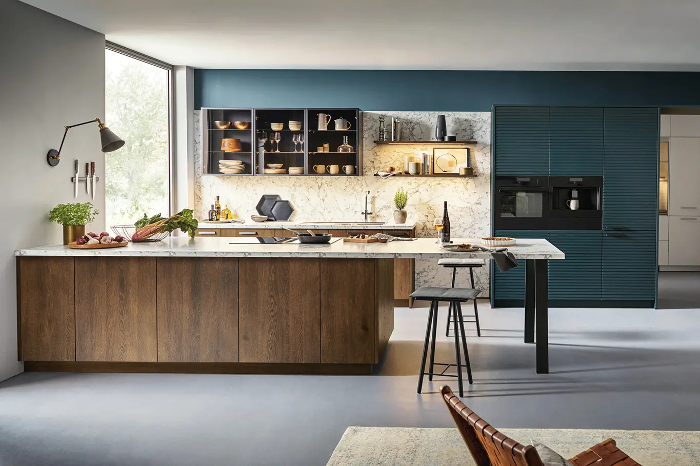 Hoelzerne Inselkueche mit petrolfarbenen Kuechenfronten